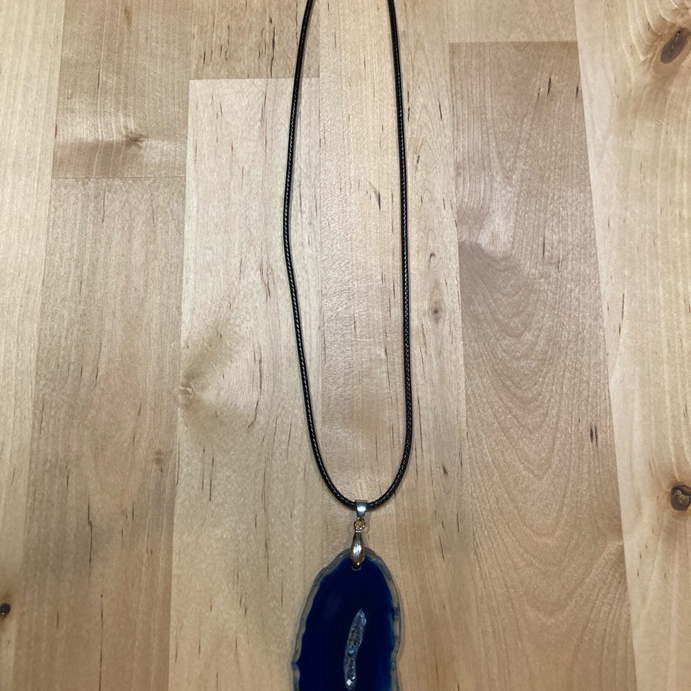 DONATED NWOT Deep Blue Agate stone pendant - Picture 4 of 11